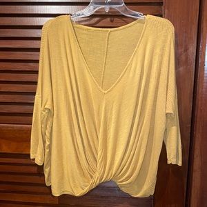 Color yellow. Size Medium.